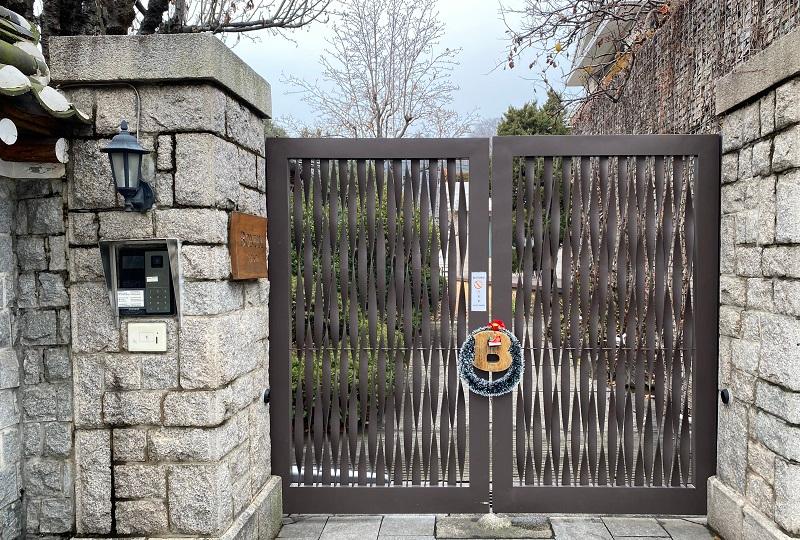 cổng ra vào ở Bonum 1957 Hanok Stay and Hotel Bukchon, Hàn Quốc