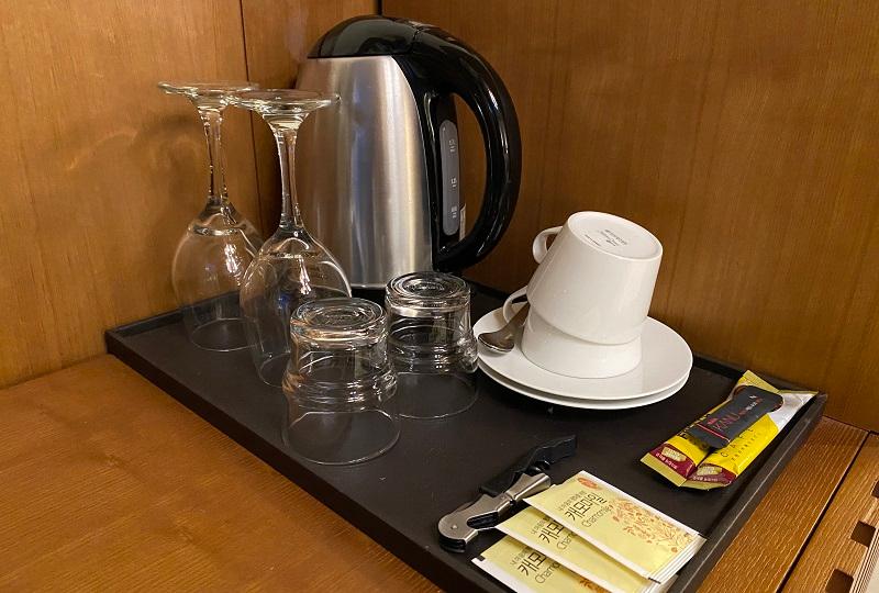 ấm đun nước, cốc, trà ở Bonum 1957 Hanok Stay and Hotel Bukchon, Hàn Quốc