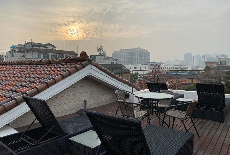 khu bàn ghế trên tầng thượng ở Bonum 1957 Hanok Stay and Hotel Bukchon, Hàn Quốc