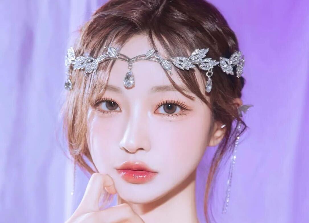 紫色の背景に白い蝶のヘアアクセサリーをつけた女性の髪のアップ