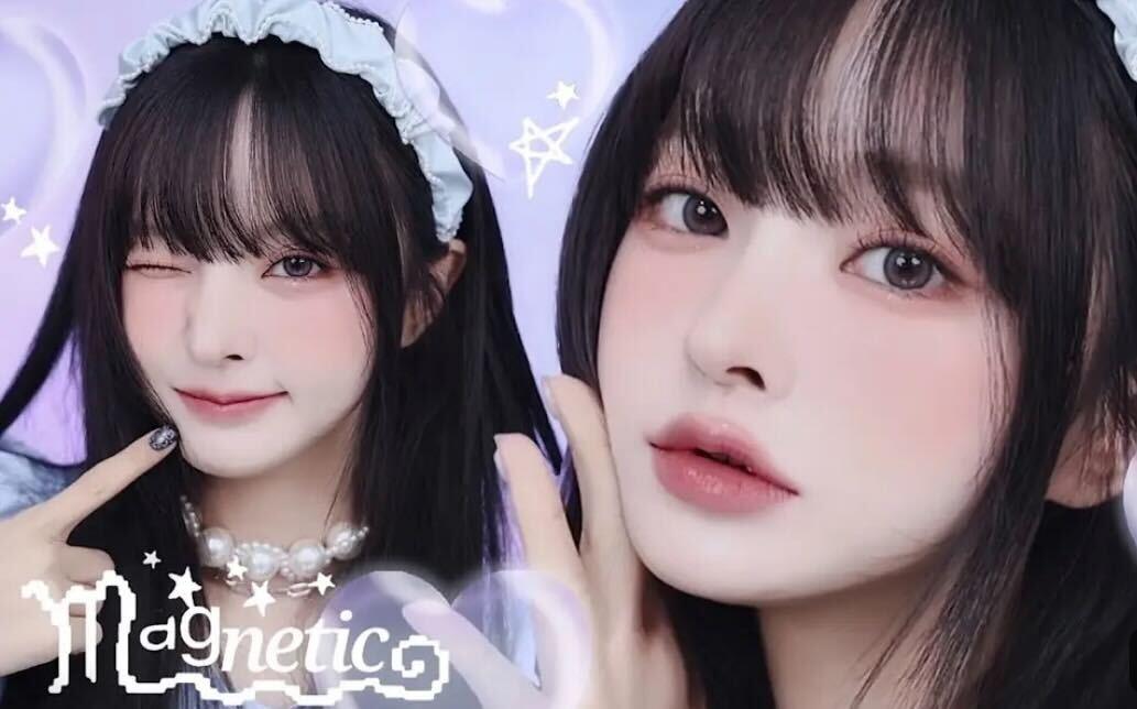 ブラックヘアバンドとパールのチョーカーをつけた女性がピースサインをしている