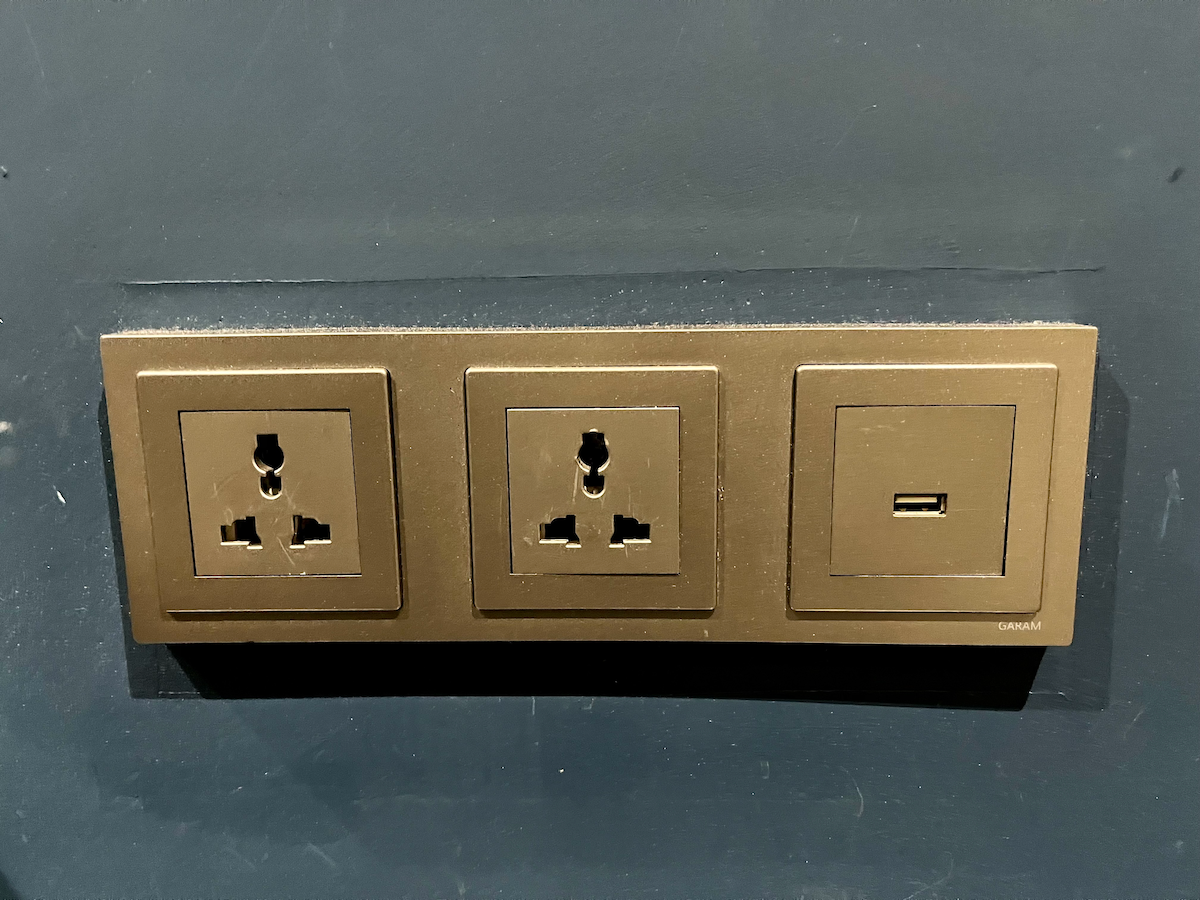 Universelle Steckdosen an der Wand im Hotelzimmer.