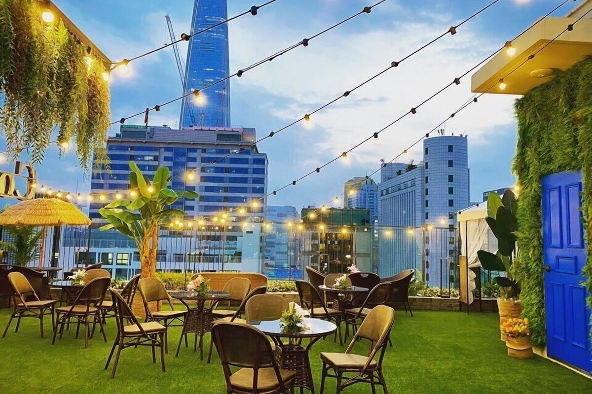 Rooftop-Bar im Hotel mit Blick auf den Lotte Tower und modernem Design.