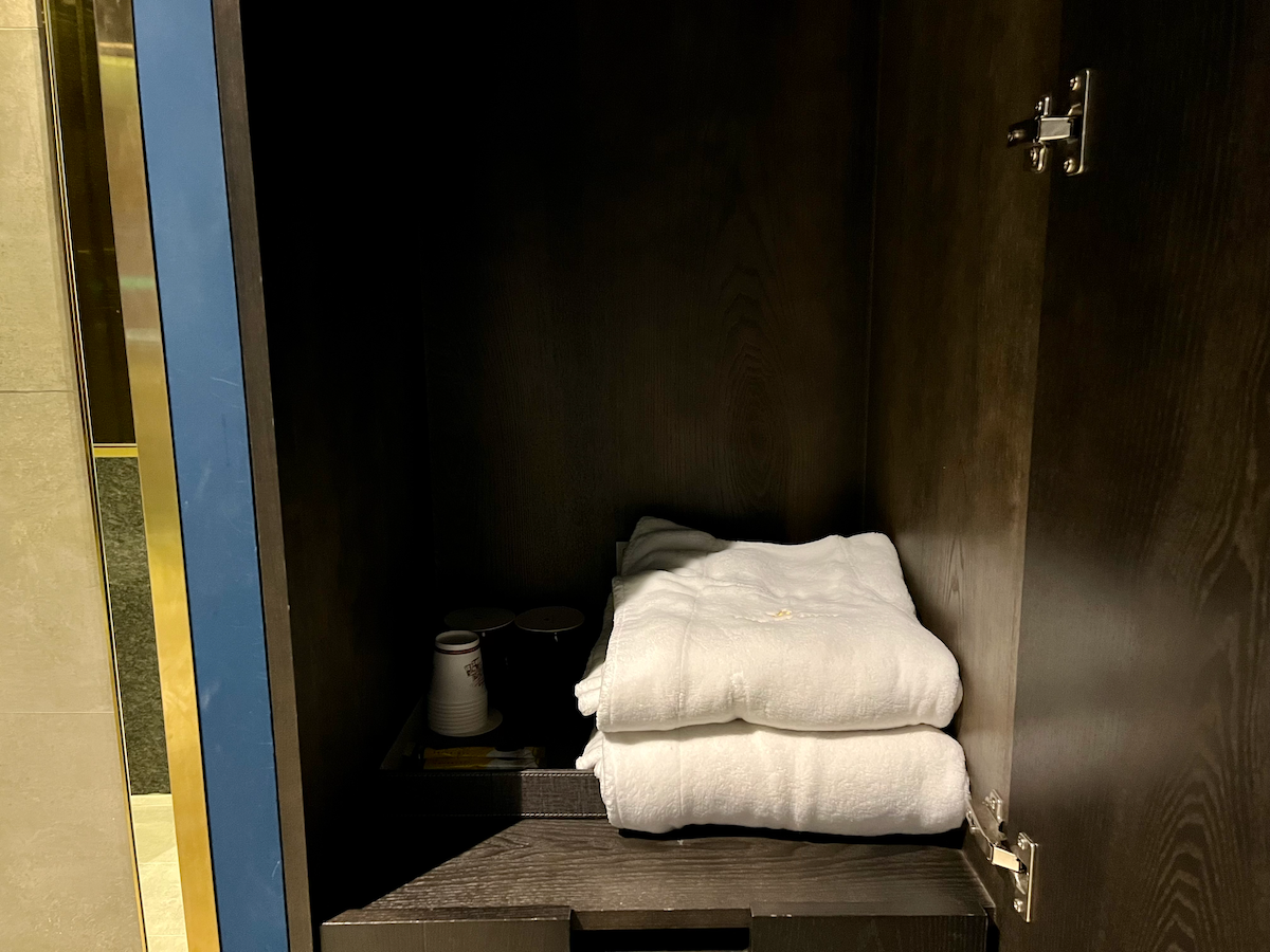 Kleiderschrank mit Bademänteln und Geschirr im Hotel The Castle.