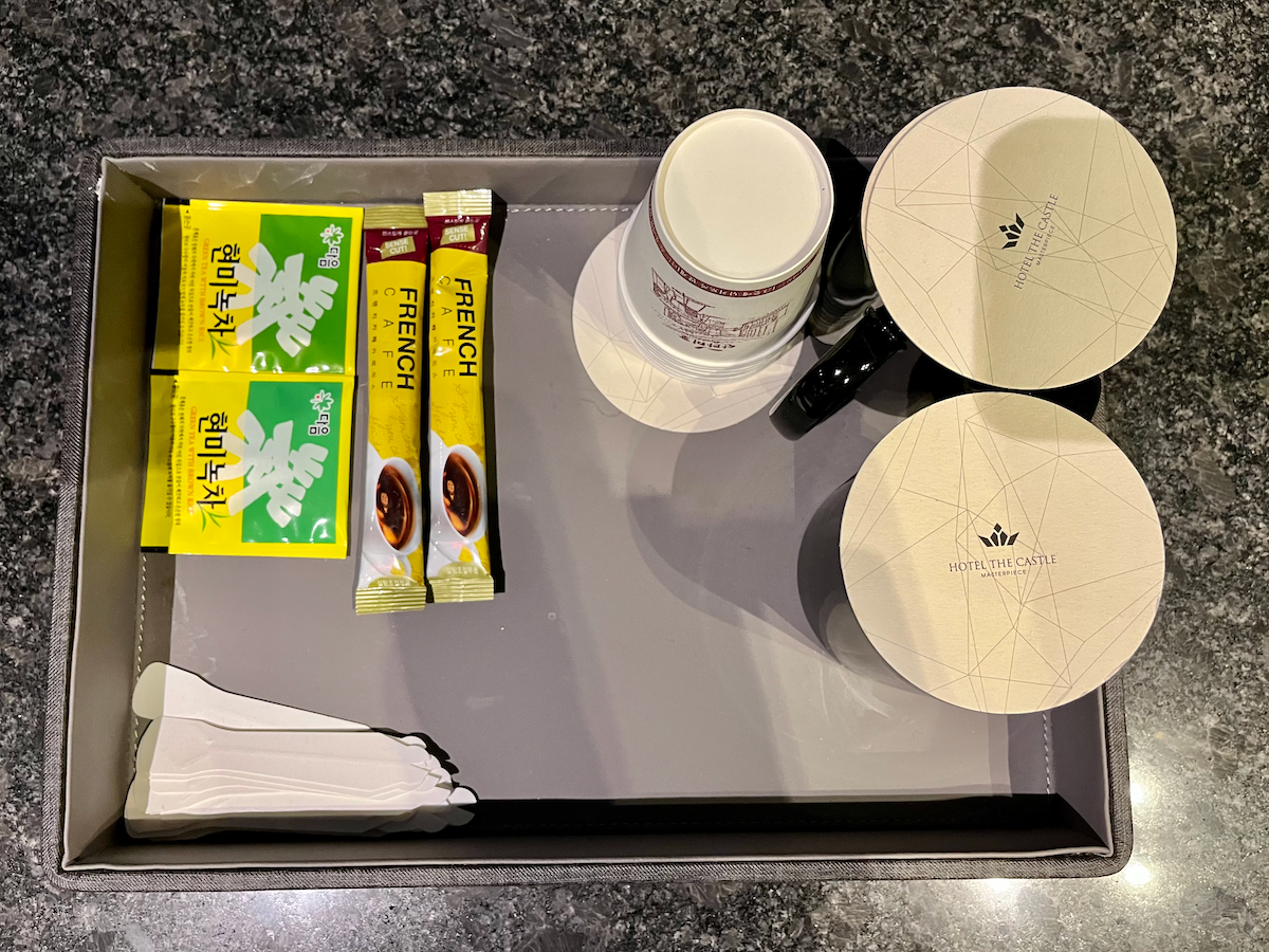 Tablett mit Getränken und Tassen zur Zubereitung von Kaffee und Tee im Hotelzimmer.