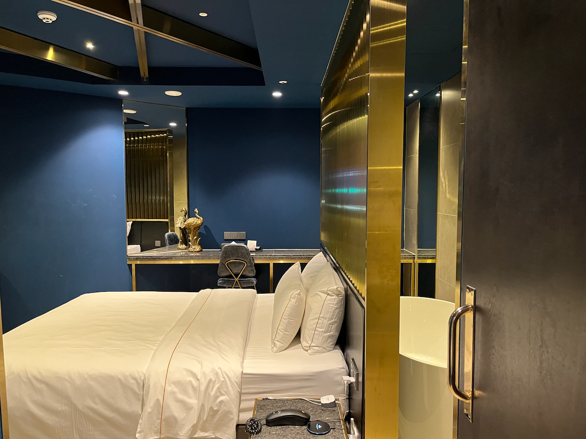 Zimmer im Hotel The Castle in der Nähe einer Badewanne mit polierter, luxuriöser Inneneinrichtung.