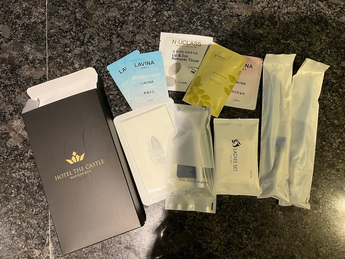 Box mit Annehmlichkeiten wie Gesichtspflegeprodukten im Hotelzimmer.