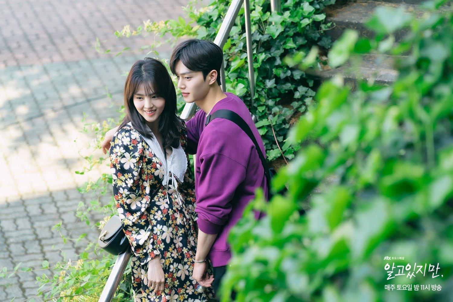 ฉากจากซีรีส์เกาหลี Nevertheless ที่แสดงถึงความรักและความสัมพันธ์ซับซ้อนในบรรยากาศโรแมนติกของสวนสาธารณะ, ซีรีส์โรแมนติกยอดนิยม 'นเวอร์เธลส' จากเกาหลีใต้