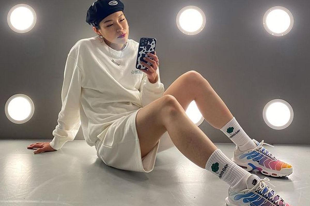 HYOJIN利用貝雷帽和棒球帽將她的俏皮風格升華，展現舞者的另一種可愛魅力。