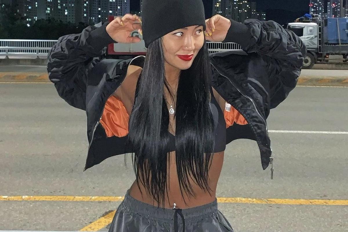 Ri.hey舞者時尚，以休閒時尚搭配寬版慢跑褲和短板T恤，突顯她的時尚感。