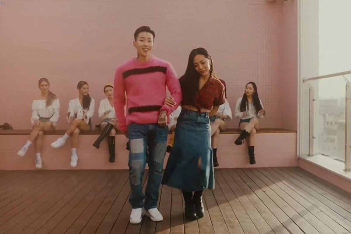 韓國女舞者Honey J展示她的穿搭風格，配搭皮革和迷彩花紋物件，展現自信和個性。