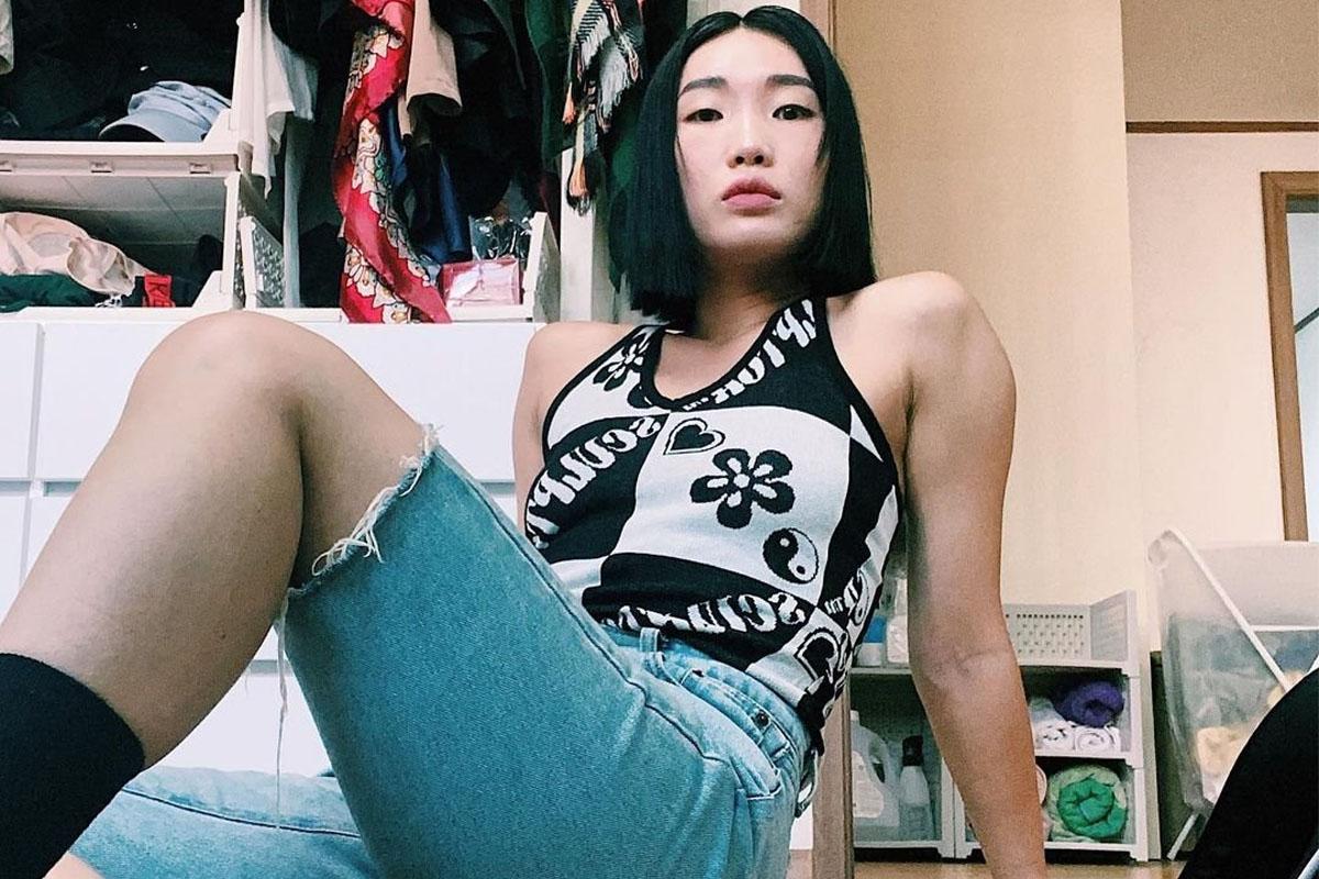 Lip J穿上短板上衣和牛仔褲，配合她的舞蹈風格展現出韓國流行舞者的自信魅力。