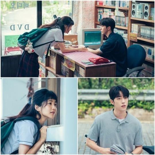 韓国ドラマ『二十五、二十一』の場面画像。制服を着た女子学生が、店内のカウンターで男性と話している光景。背景には古いテレビと本棚が見える。