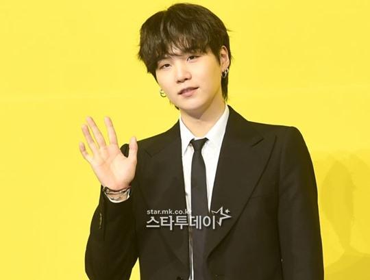 BTSのSUGAがイベントで手を上げている公式写真、スタートゥデイDBよりライセンス画像