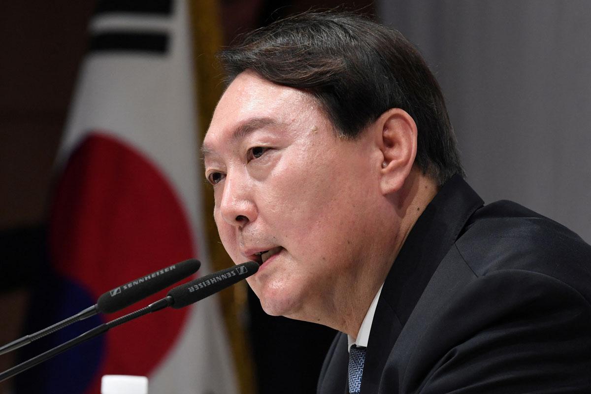 ผู้สมัครชิงตำแหน่งประธานาธิบดีเกาหลีใต้กล่าวคำขอโทษต่อสาธารณชนในงานแถลงข่าว โดยมีธงชาติเกาหลีใต้เป็นพื้นหลัง