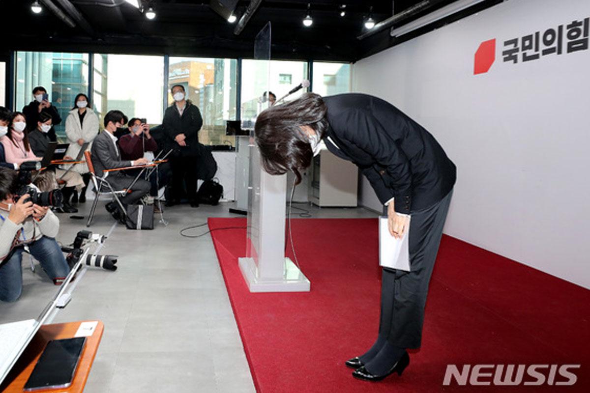 ภรรยาผู้สมัครชิงตำแหน่งประธานาธิบดีเกาหลีใต้กำลังก้มโค้งขอโทษต่อสาธารณชนในงานแถลงข่าวที่มีผู้สื่อข่าวร่วมอยู่ด้วย