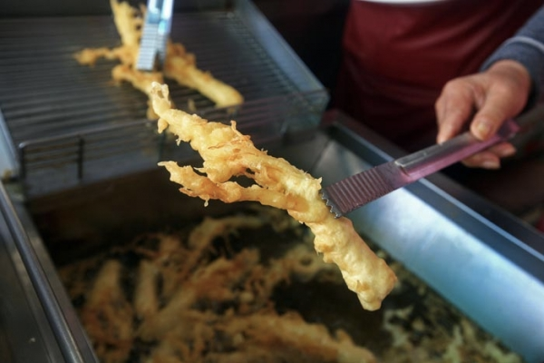 錦山休息站的特產炸人參，略苦的風味但充滿能量，是當地熱門美食。