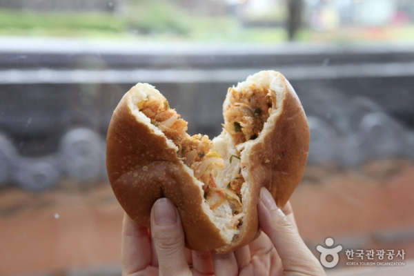 全州拌飯麵包的內餡以米飯為主，獨特的組合讓人在休息站或韓屋村都能品嚐。