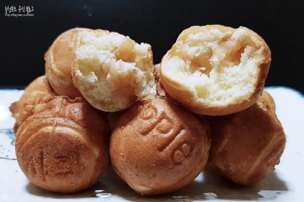 忠州蘋果麵包特色在於酥脆的外皮和內餡的軟質蘋果醬，是忠州休息站的特產。