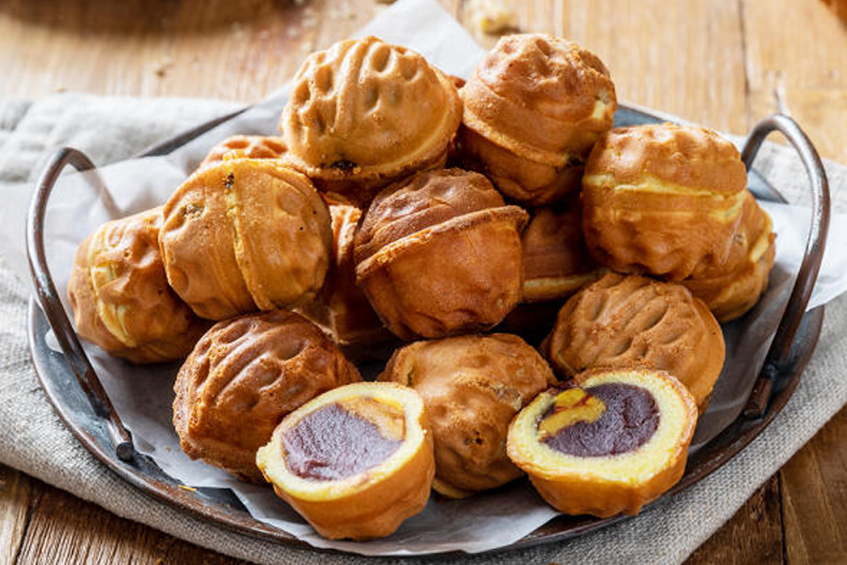 此為韓國休息站的核桃菓子，小巧的點心內含紅豆及核桃，外層酥脆香甜。