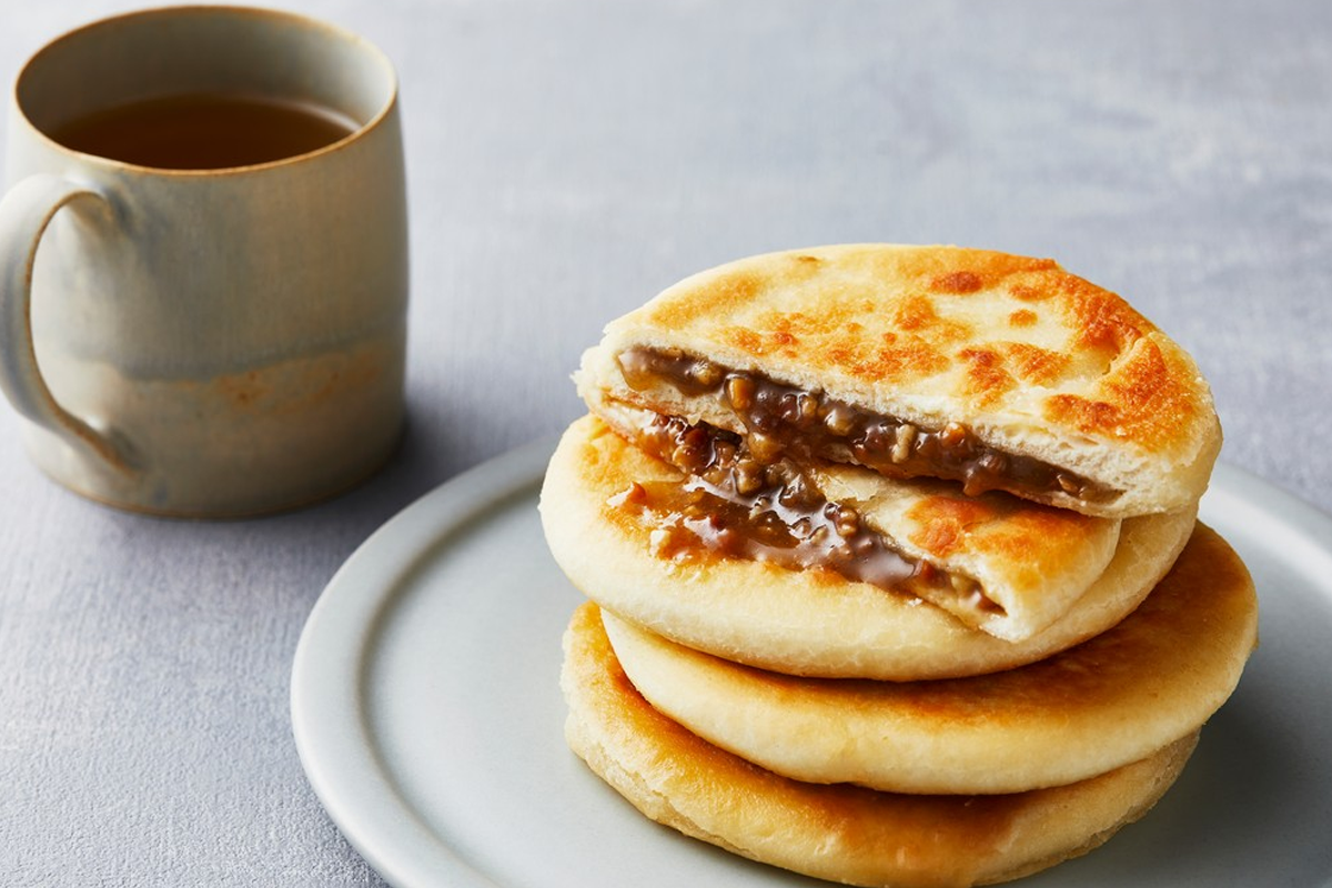 現烤的韓國小吃糖餅，內餡包裹著融化的黑糖，咬上一口溫暖又甜蜜。