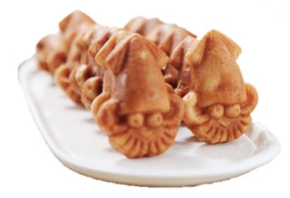 在洪川休息站可品嚐到的魷魚麵包，以其可愛的魷魚形狀和甜奶油內餡吸引人。