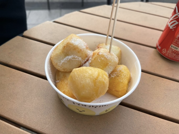 韓國休息站出售的馬鈴薯球，外皮酥脆內心軟嫩，常被人忽略的美味小吃。