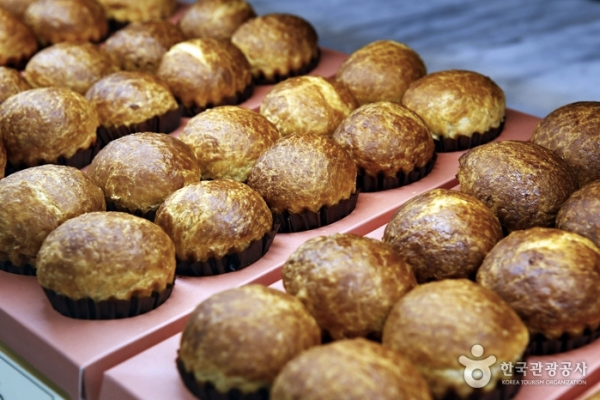 公州城的特產栗子麵包，甜甜的味道與圓潤的外形常常吸引旅客駐足購買。