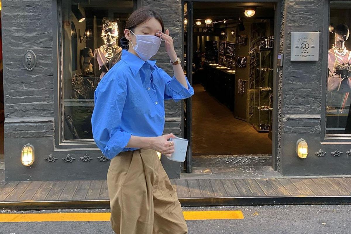 韓國常秀Look：藍色襯衫與卡其色寬鬆褲，營造簡約高雅風格