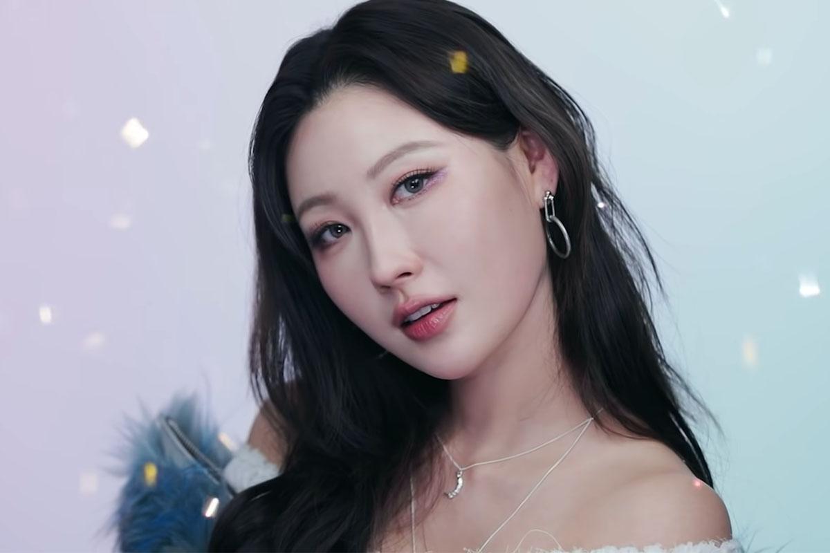 HYOJIN的年末派對妝容,使用紫色系強調眼部輪廓,適合於冬季聚會中使用。來源:유튜브