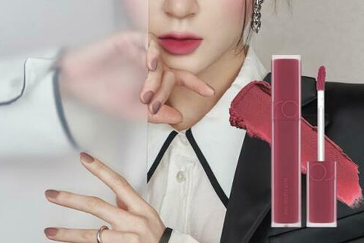 ROM&ND Blur Fuzzy Tint #07 Cool Rose Up,以混合色彩填補唇紋,增加唇部的飽滿效果。