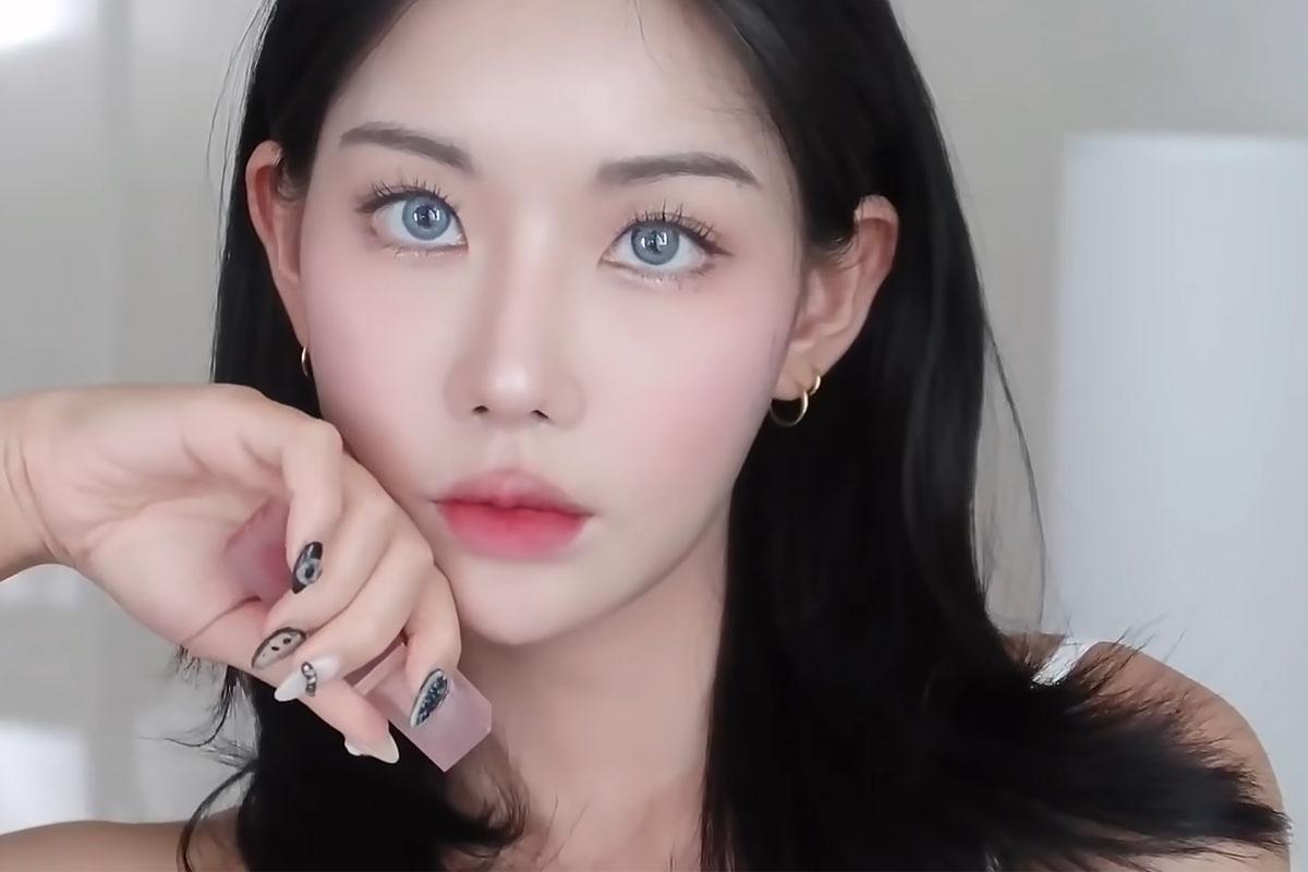 韓國美妝網紅Urishop介紹申世景廣告中使用的產品,妝容重點在於濕潤的唇妝和柔和的眼妝效果。來源:유튜브