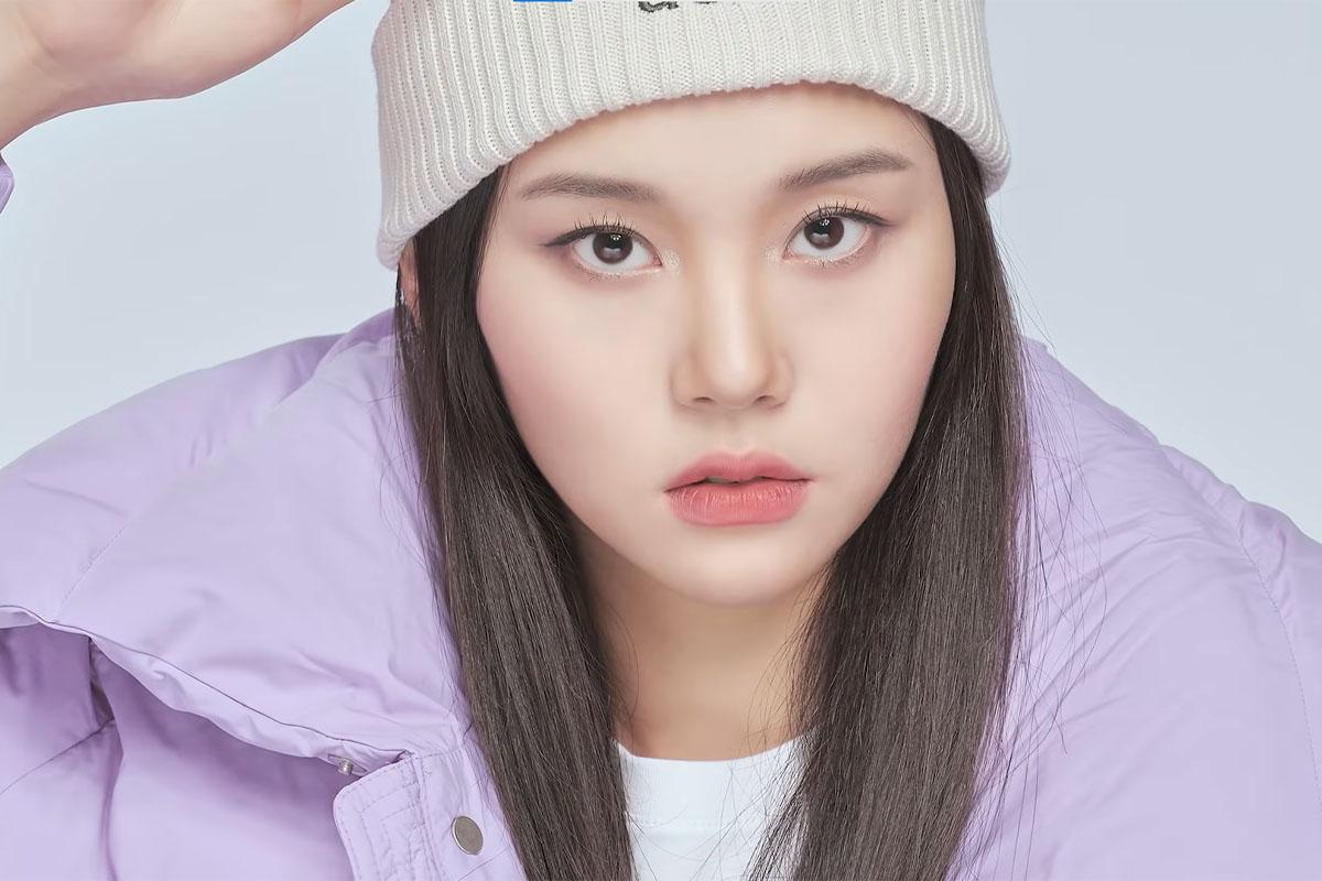 大衣配妝展示,韓國冬季妝容中強調在穿著羽絨大衣時的妝容搭配,適合冬季時尚。來源:유튜브