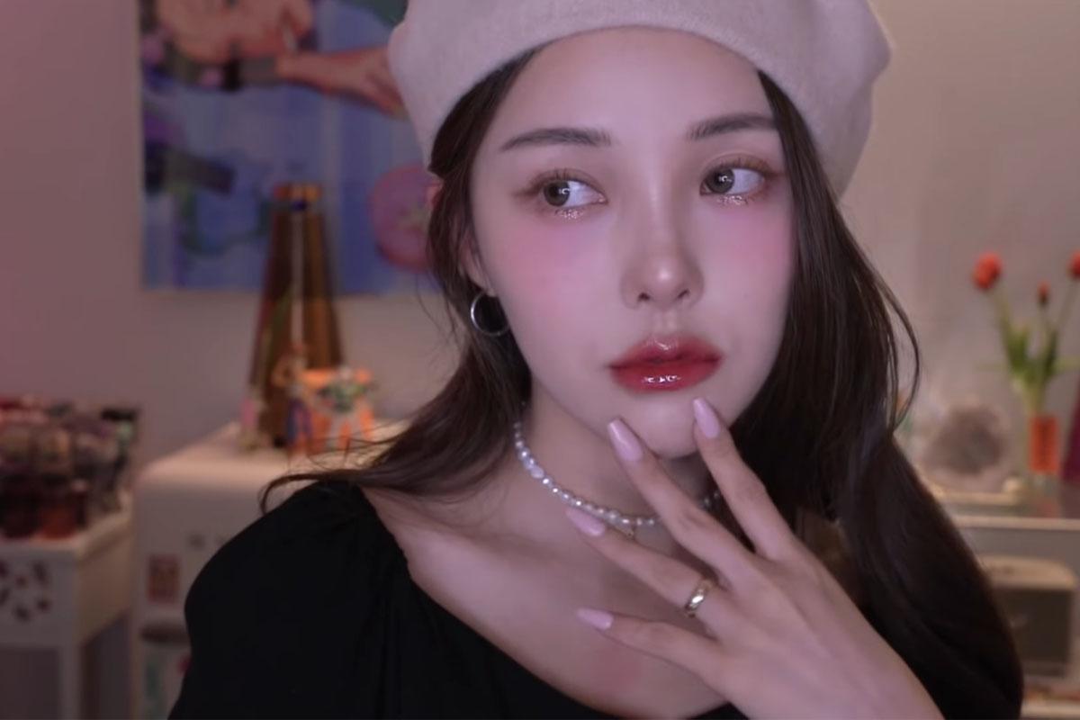 冷調妝容與酒紅色唇妝,展示韓國冬季妝容趨勢,特別是Pony推出的淚光含水莓果妝,強調透明光澤感的眼神。來源:유튜브