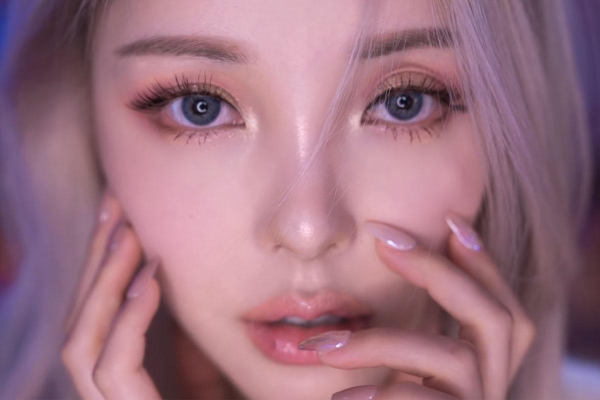 玫瑰金妝容展示,強調妝容的微妙光澤感,適合冬季派對上出現,完美展示Pony使用的多色彩妝容。來源:유튜브