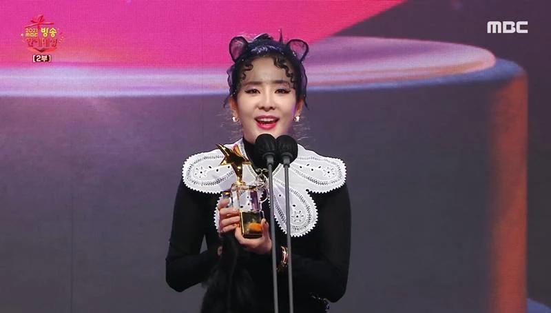 「YG、トロフィー返して」…「14年の義理」パク・サンダラまで狙撃、2NE1に何をしたのか