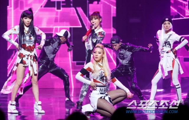 ステージでポーズをとる2NE1のメンバー