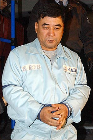 尹泰植正在接受采访，周围环境显示他身处一个现代化的房间内。