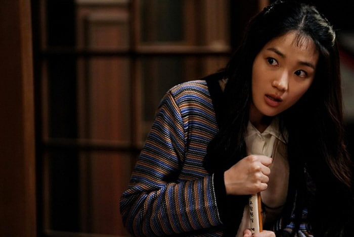 电视剧《雪降花》中桂芬玉的形象，画面聚焦于她的上半身，传达故事人物的背景。