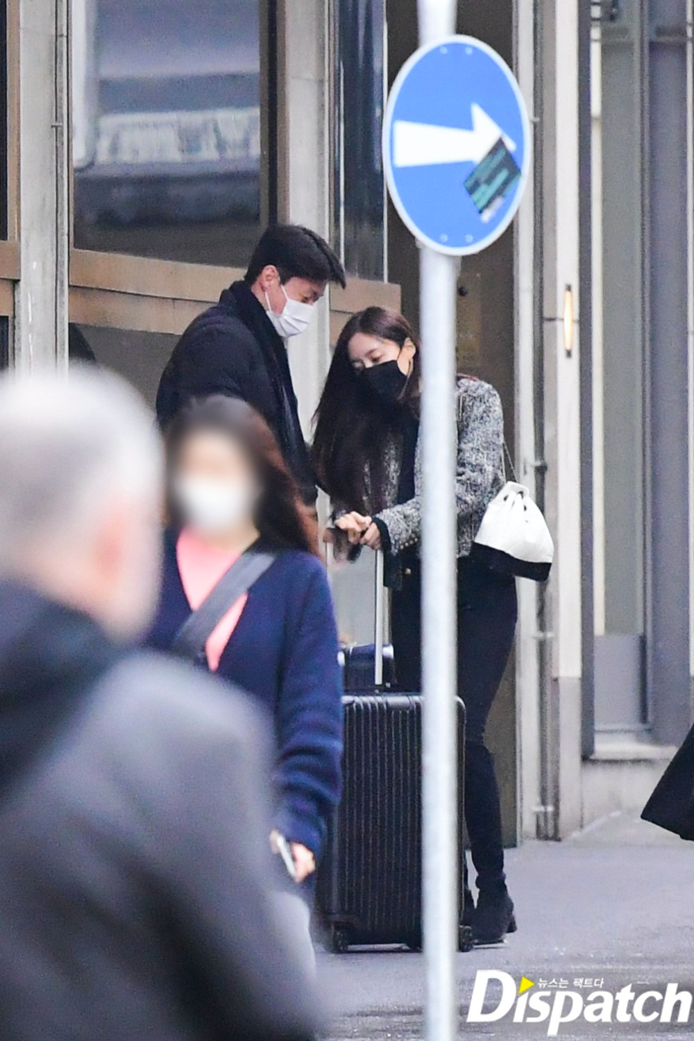 足球选手黄义助身穿南韩国家队球衣庆祝进球的一刻。这张图片展示了黄义助在比赛中的激情和运动精神。