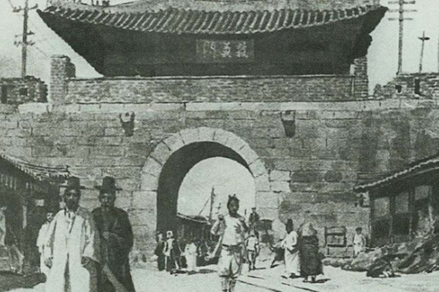 세종대왕 시대에 촬영된 역사적인 서울 서대문의 사진. 서대문 앞에 다양한 인물들이 서 있는 모습이 보입니다.