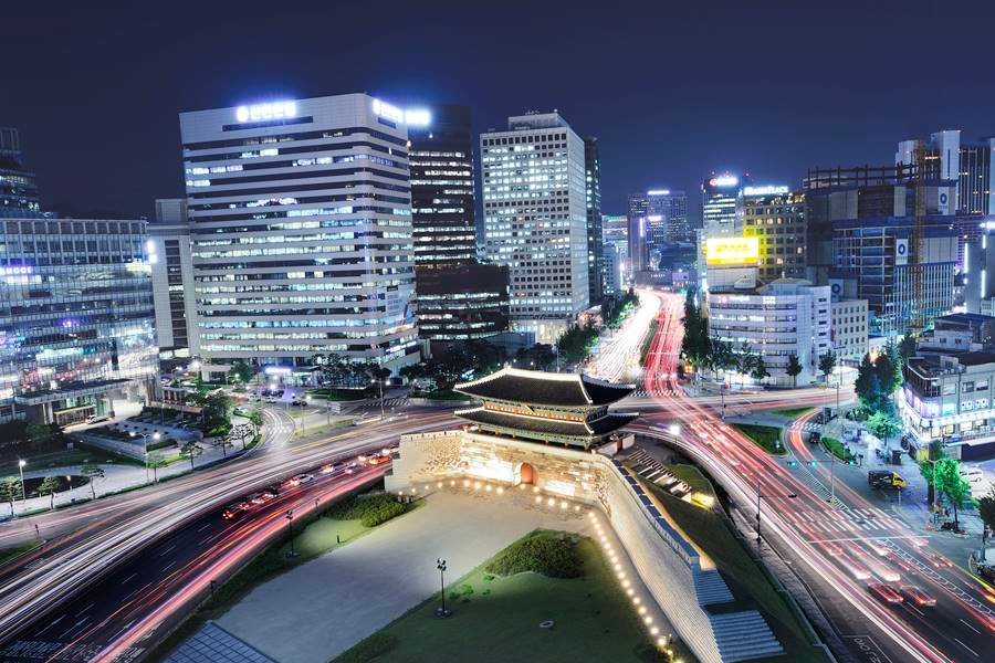 서울 중심부에서 촬영한 남대문의 야경. 남대문 주위의 현대적인 빌딩들과 그 사이를 누비는 차량들의 빛이 특히 인상적입니다.
