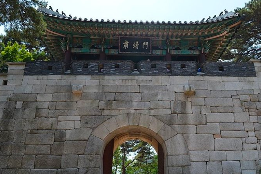 서울 북대문의 전경. 돌로 만들어진 수락문과 그 위의 전통 기와가 매우 인상적입니다.