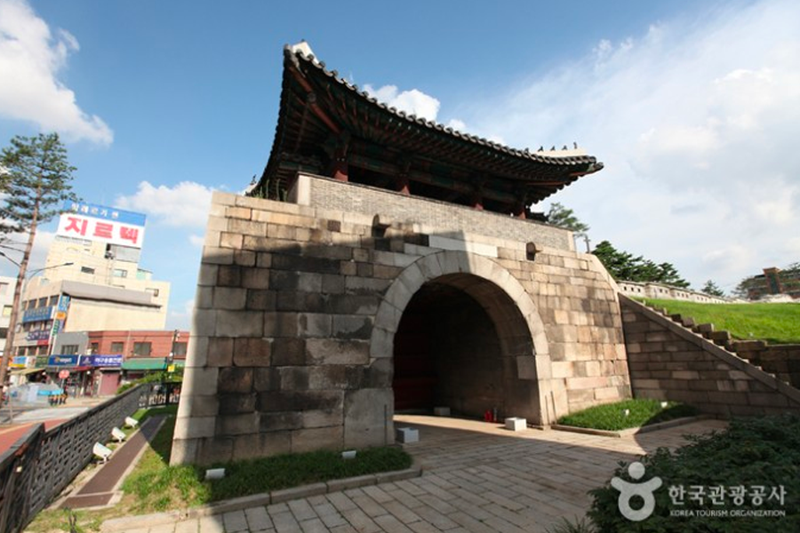 중구 신당동에 위치한 광희문 전경으로, 벽돌로 지어진 성문이 현대적인 배경과 어우러져 있습니다. 공원 같은 주변 환경이 돋보입니다.