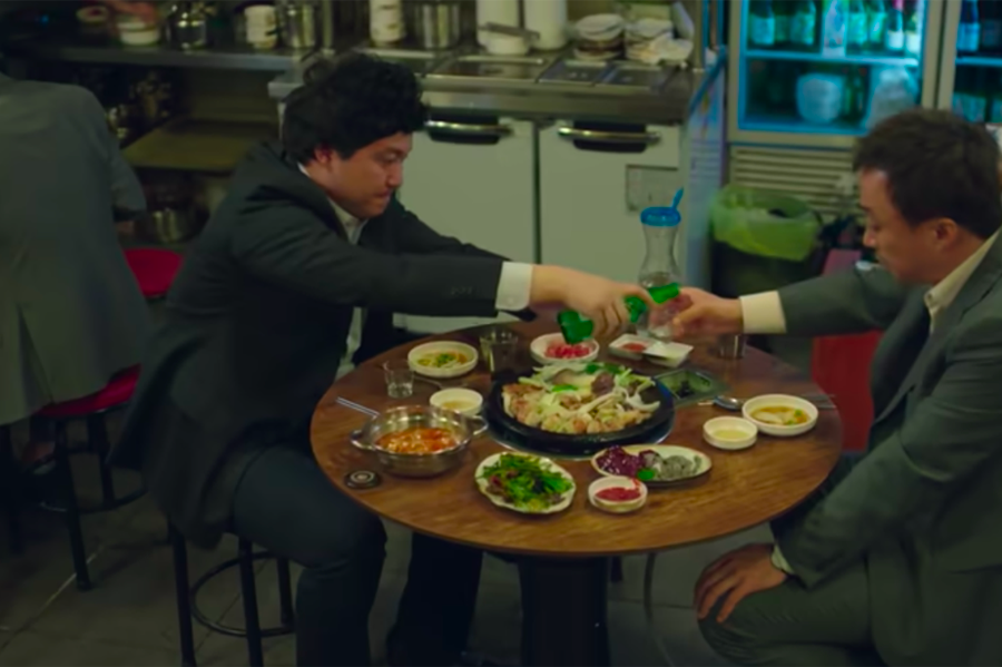 韓國聚餐中，後輩為前輩奉酒，展示了韓國社交場閤中常見的聚餐禮儀。