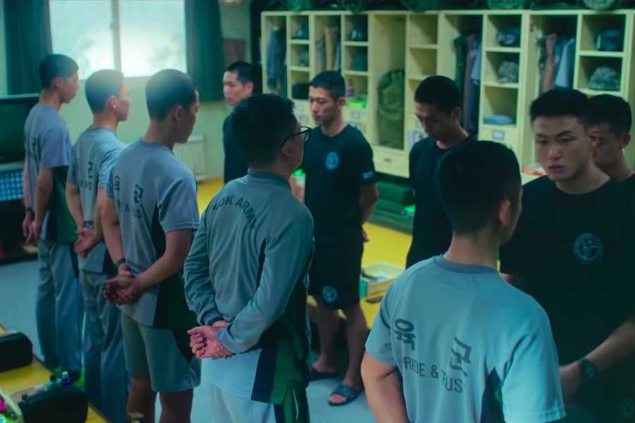 在韓國公司內，前輩對後輩進行工作指導，展現職場中前輩教育後輩的情形。