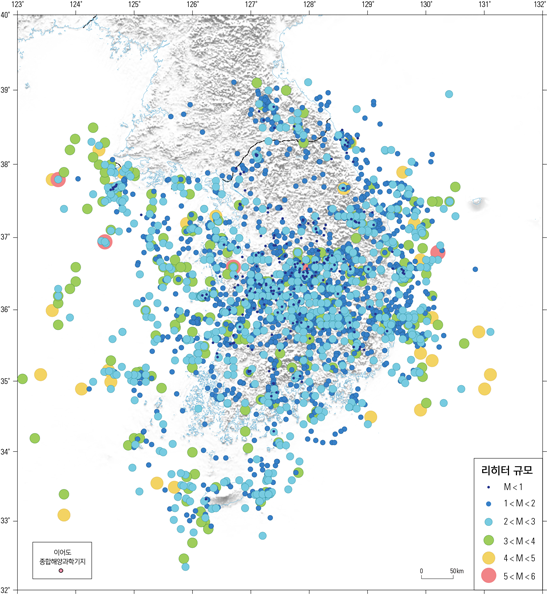 韓國地震分佈圖，顯示了不同地震規模的震央位置和地震頻率，藍色圓點代表小規模地震，而紅色圓點代表較大規模地震。