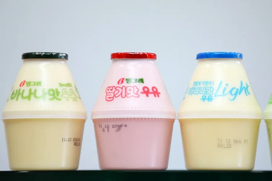 伝統的なピングレバナナ牛乳と他のフレーバーの韓国飲料が並んでいる韓国文化を代表する飲料製品の写真。韓国のコンビニで人気のあるバナナ味ミルクのイメージは、日本や海外でも親しまれています。