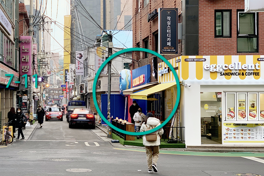 来目建筑物对面是CATCHBALL CLUB咖啡厅入口，建国大学周围受欢迎的咖啡厅，首尔打卡地标。