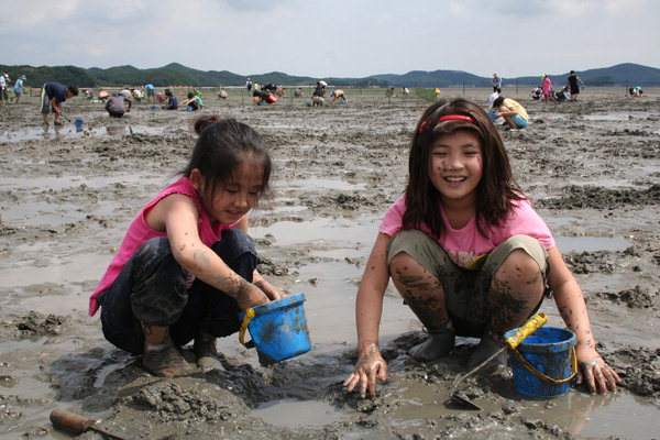 Дэюбдо арал дахь шавар туршлага заавар, хүүхдүүд сүүн сав гадарга дээр тоглож байгаа ― 묘도섬에서 진흙 체험하는 모습, 진흙에서 노는 아이들